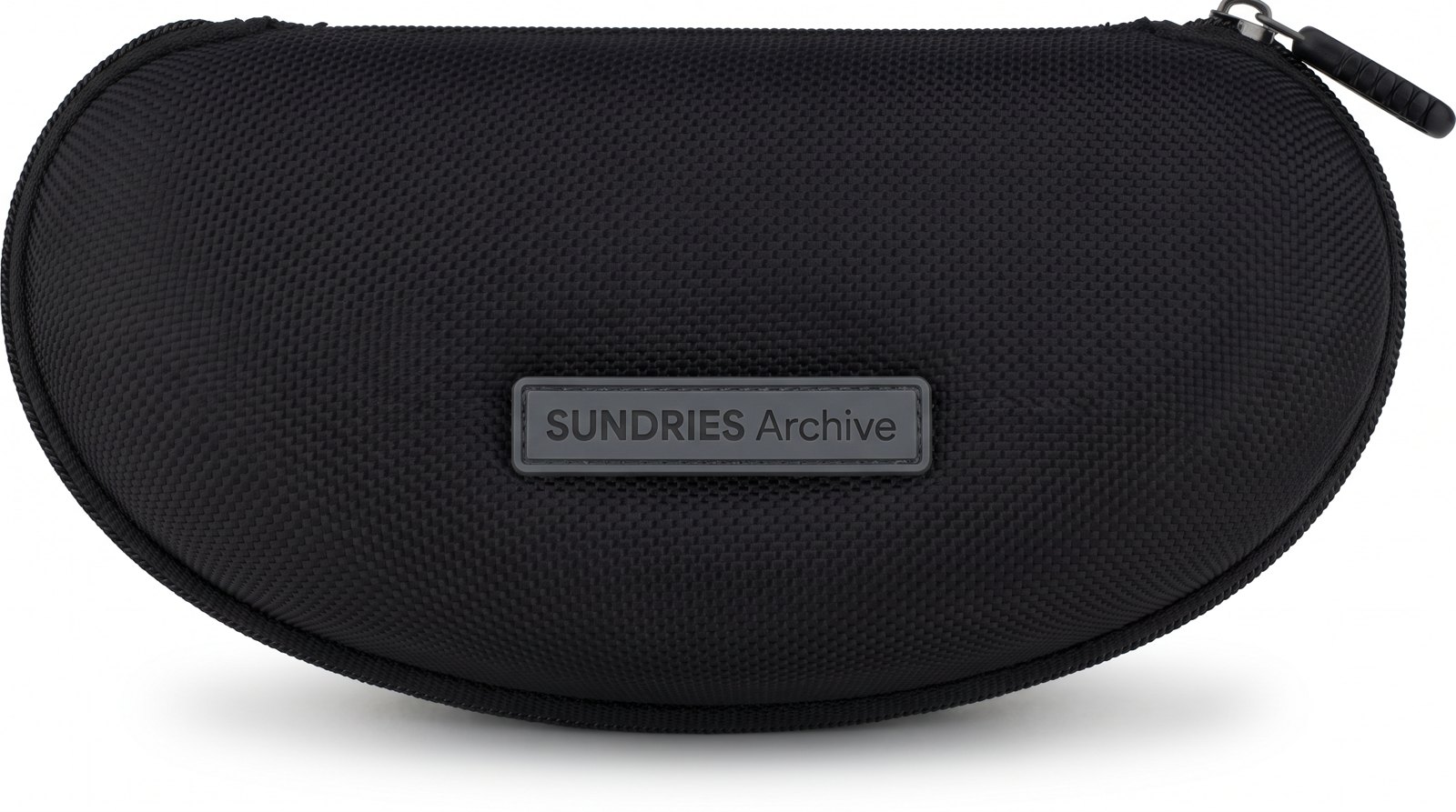 지퍼 하드쉘에 SUNDRIES 배지를 단 AI 합성 예시
